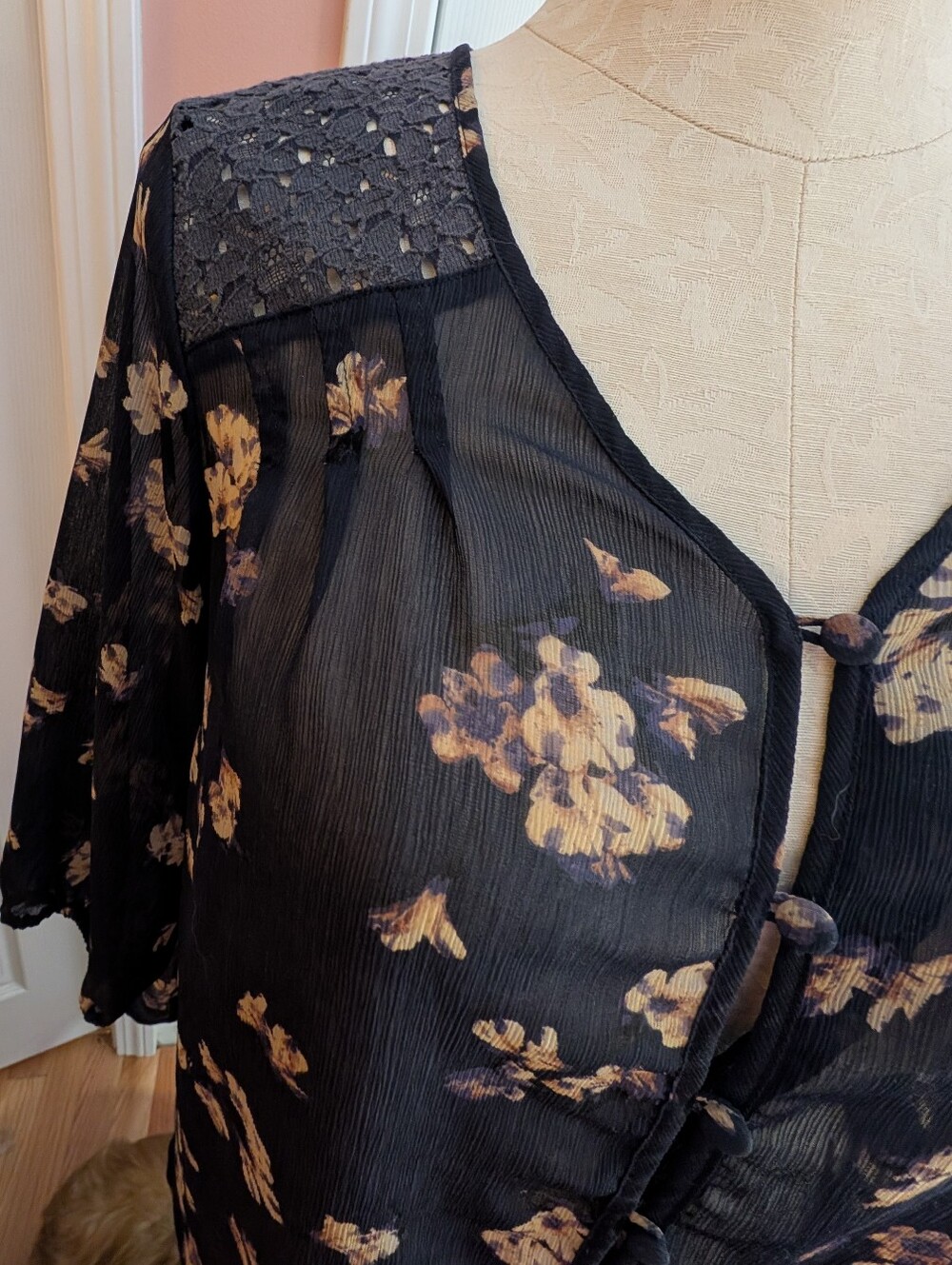 Liz Claiborne Navy Sheer Floral Button-Front Blouse Size 1X - Picture 5 of 8